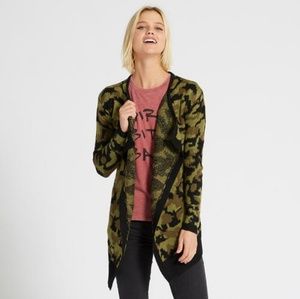 Juniors green camo print open front cardigan XS